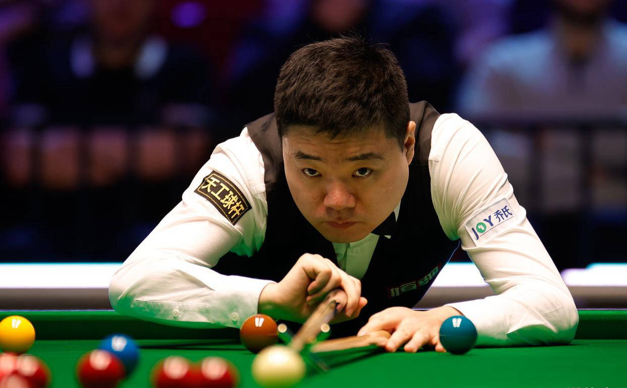 他在, 相比之下, 最后